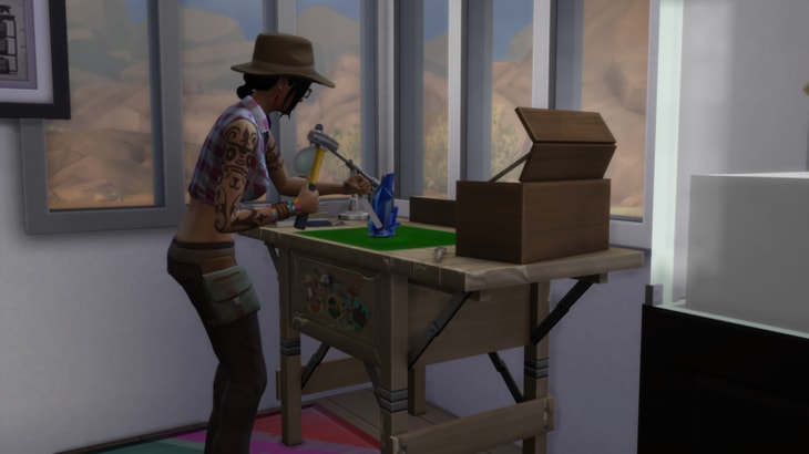 обработка кристалла из минерала на столе арехолога